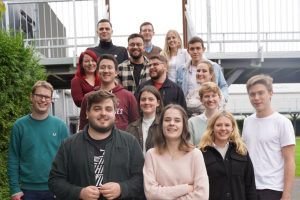 Bei dem Bild handelt es sich um ein Gruppenfoto des Landesvorstandes der Jusos Niedersachsen